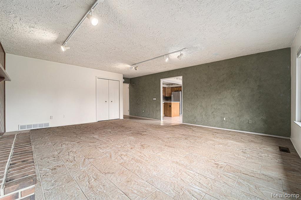 8165 Holcomb Road, Clarkston, MI 48348 — Photo 15