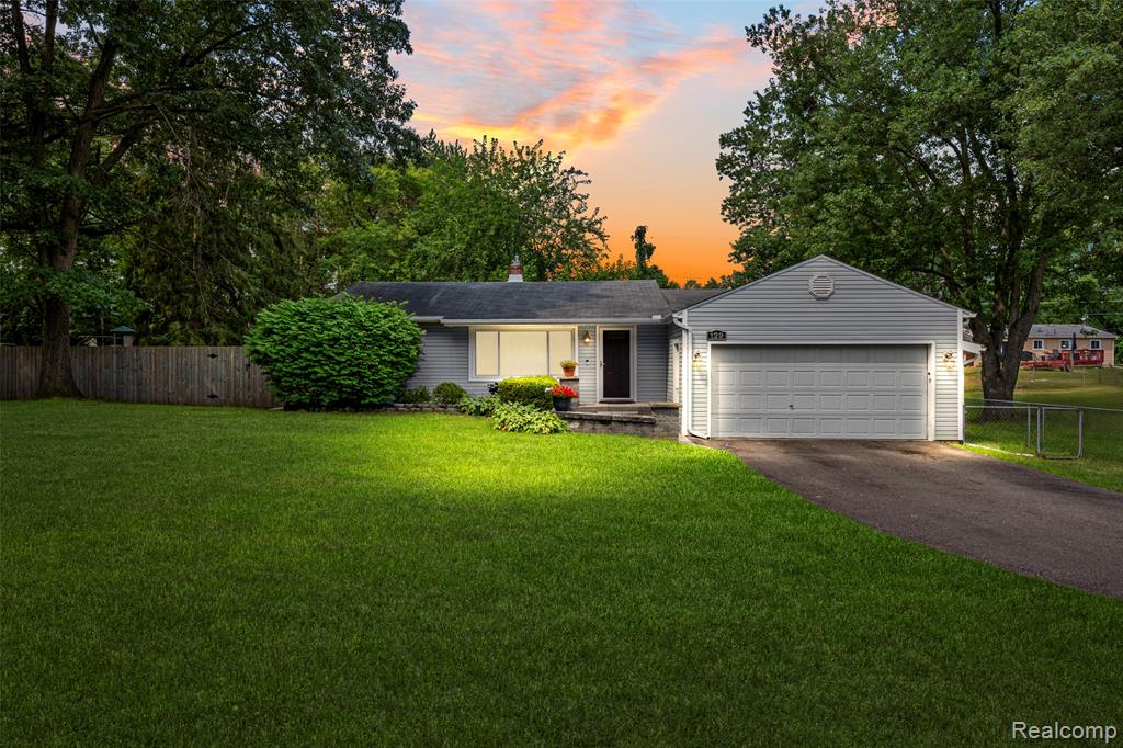 129 E Beechdale Street, Commerce Twp, MI 48382
