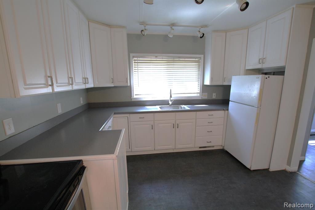7035 PONTIAC LAKE Road, Waterford, MI 48327 — Photo 11