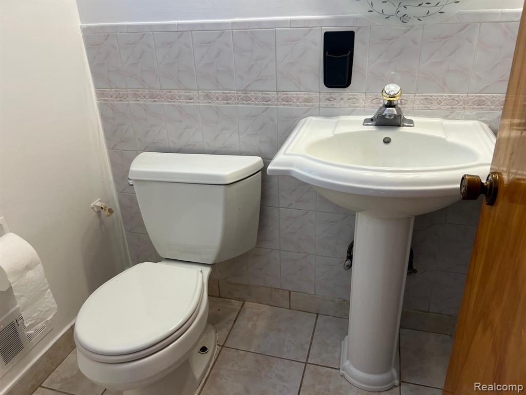 5757 ROUGE Court, Dearborn Heights, MI 48127 — Photo 9