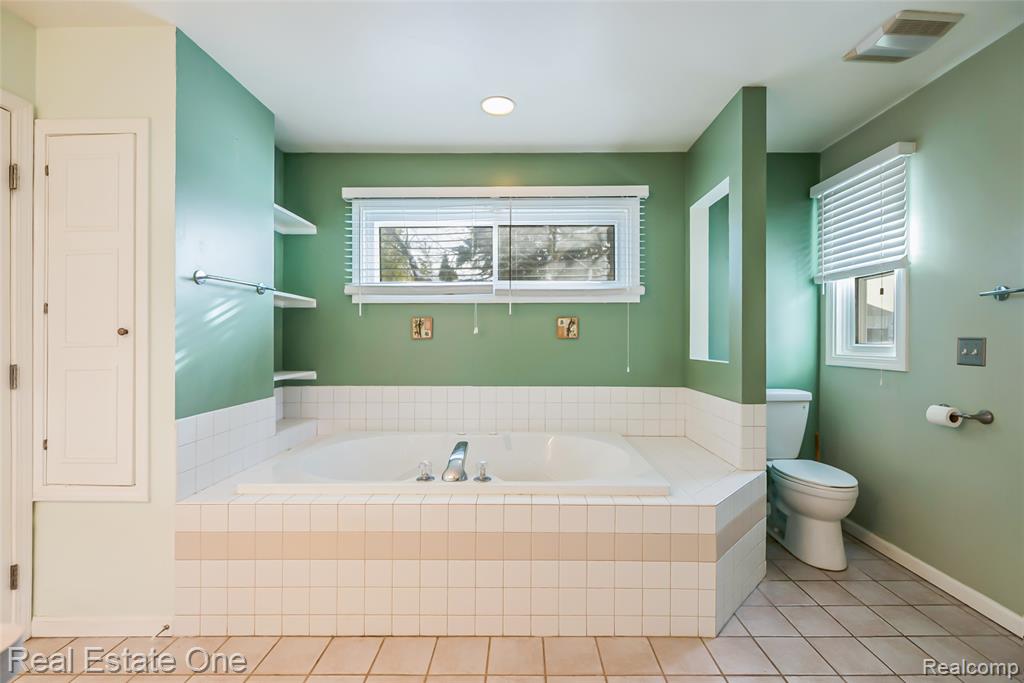 61019 Evergreen Court, 22, South Lyon, MI 48178 — Photo 12