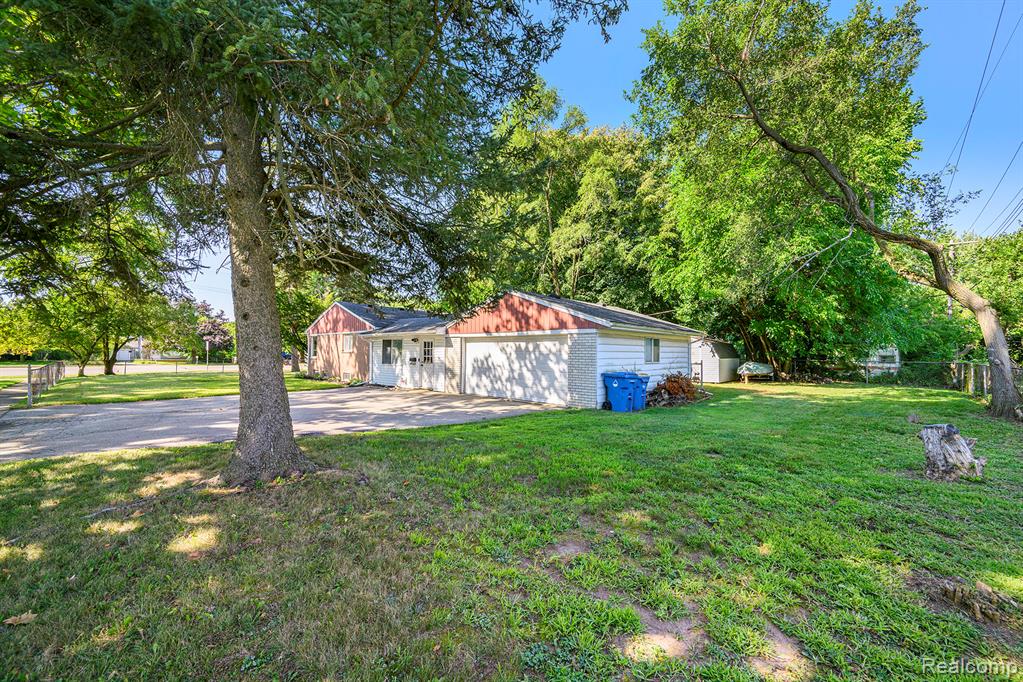 6100 Williams Lake Rd, Waterford, MI 48329 — Photo 2