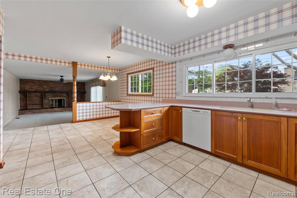 25574 Wilson Drive, Dearborn Heights, MI 48127 — Photo 19