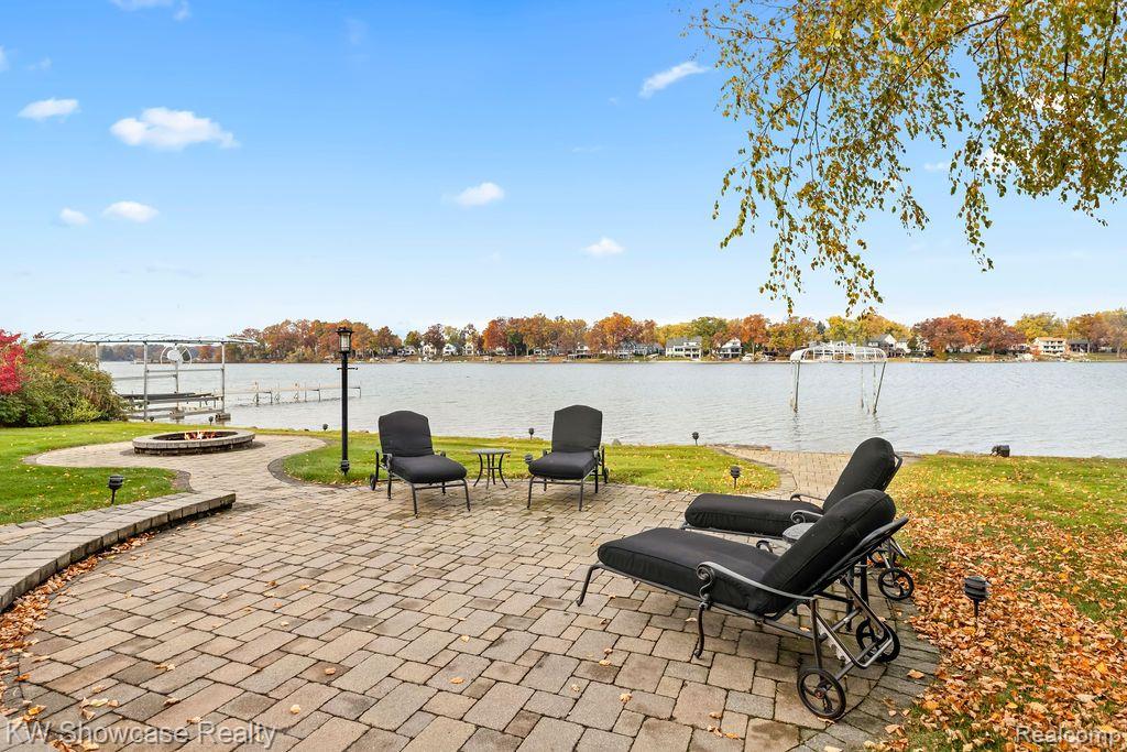 8579 PINE COVE Drive, Commerce Twp, MI 48382 — Photo 7