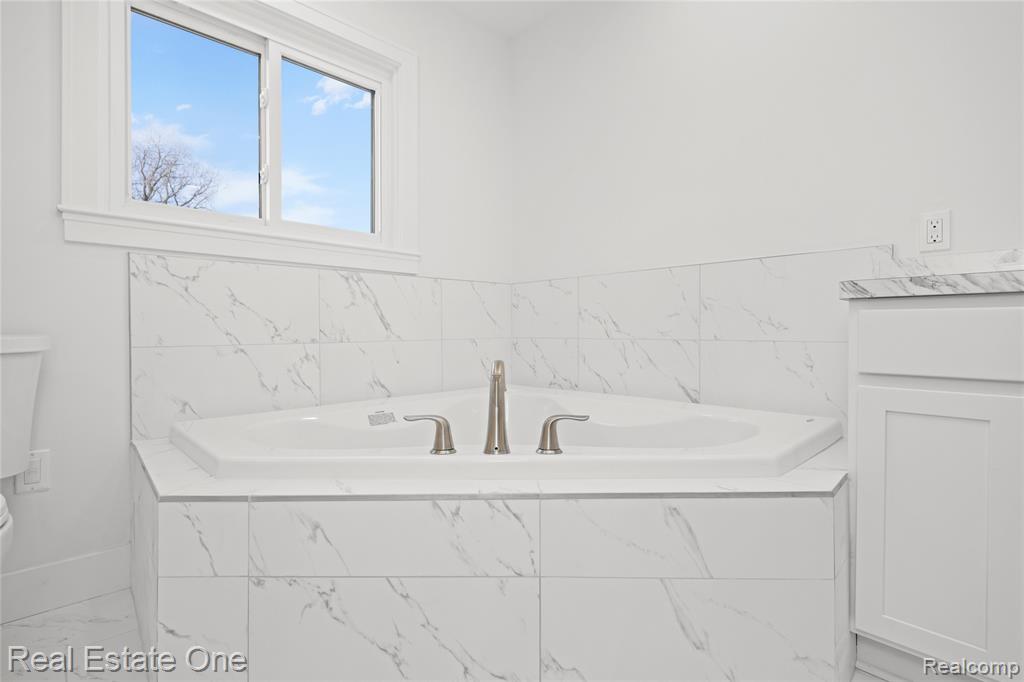 5742 Springwater Lane, West Bloomfield, MI — Photo 31