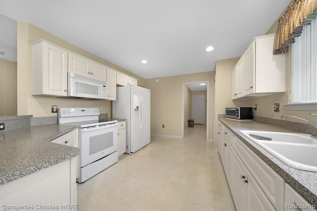 43450 COVE Drive, Clinton Twp, MI 48038 — Photo 9