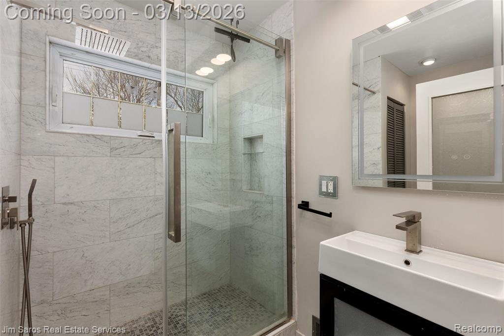 2204 Roslyn Road, Grosse Pointe Woods, MI 48236 — Photo 13