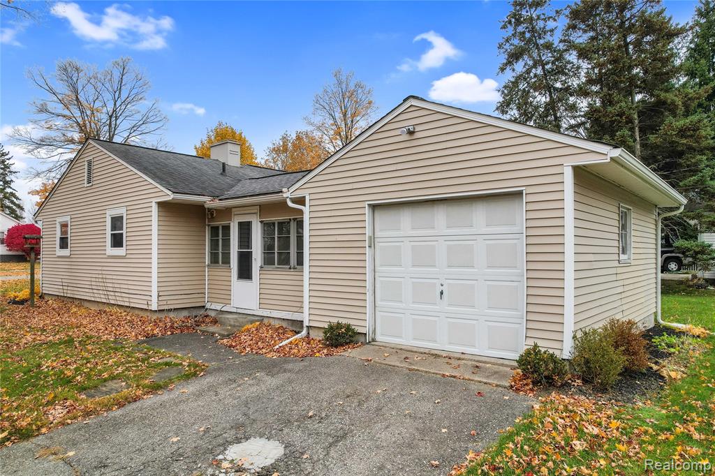 704 W Brooks Street, Howell, MI 48843 — Photo 2