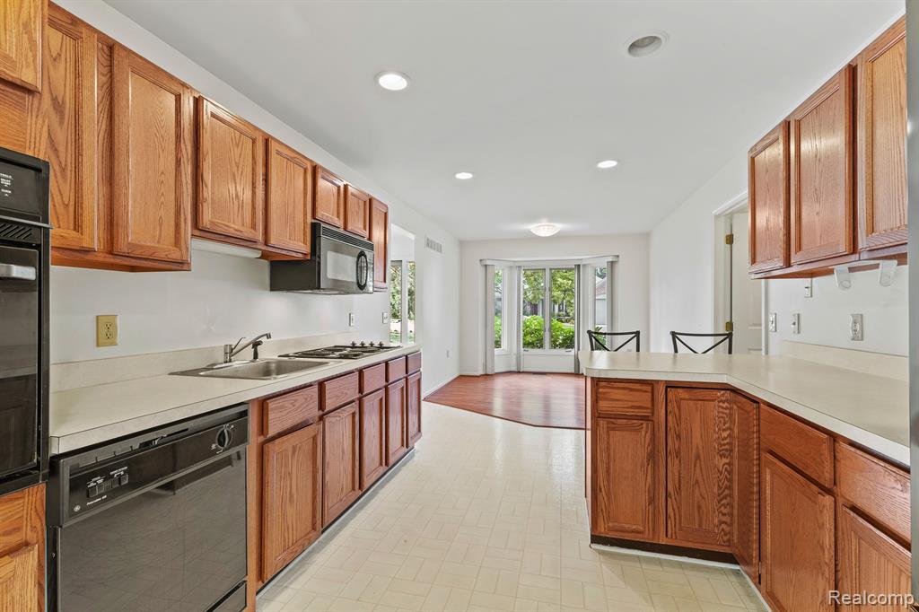 21382 MAGNOLIA Court, 1, Farmington Hills, MI 48336 — Photo 8