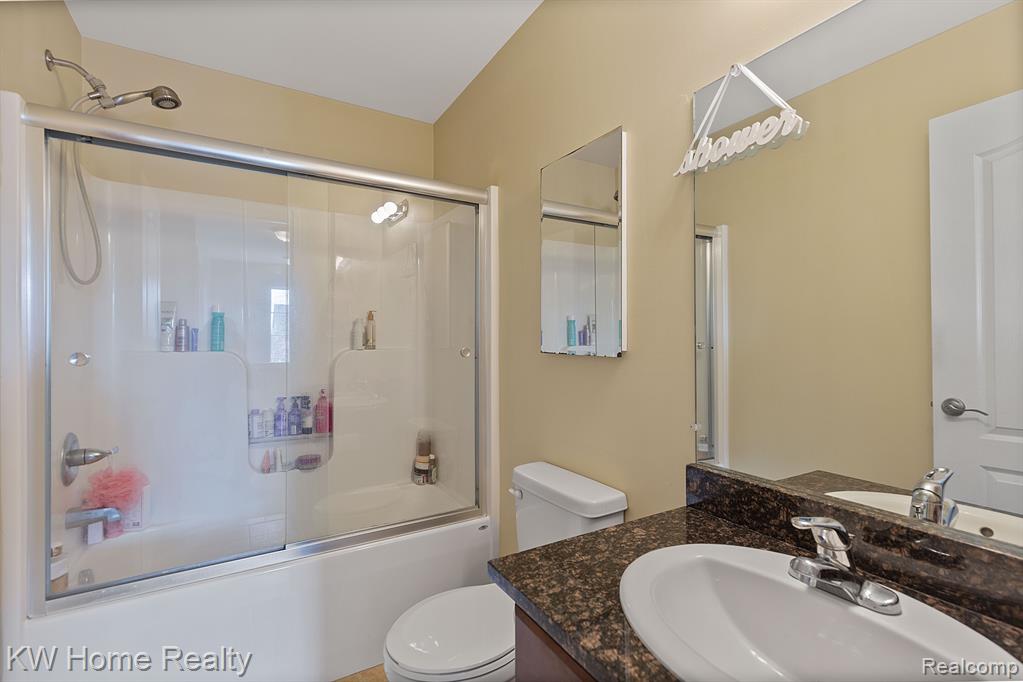 28642 OAKMONTE Circle W, New Hudson, MI 48165 — Photo 31