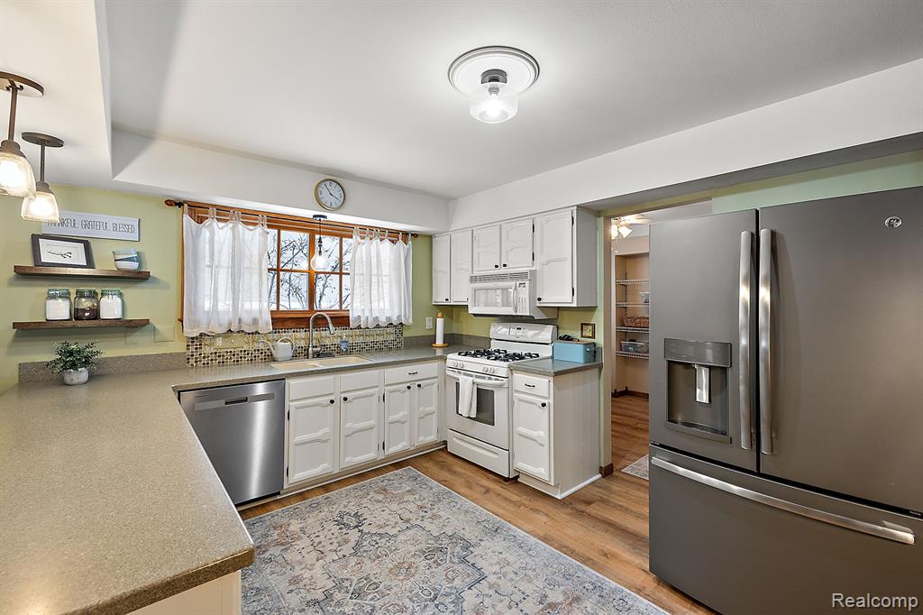 813 ABBEY Lane, Milford, MI 48381 — Photo 16