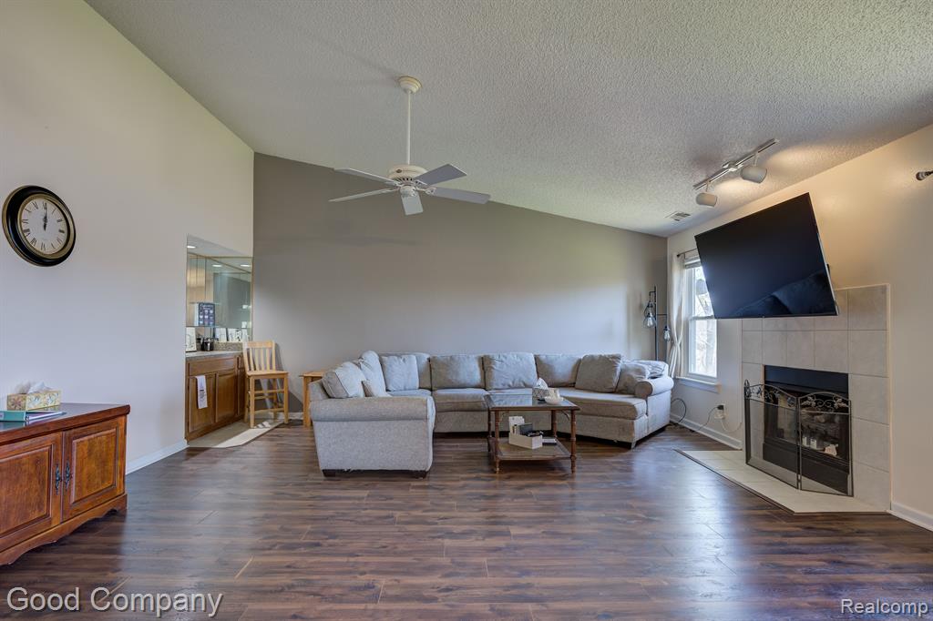 4910 HARBOR POINT Drive, 3, Waterford, MI 48329 — Photo 4