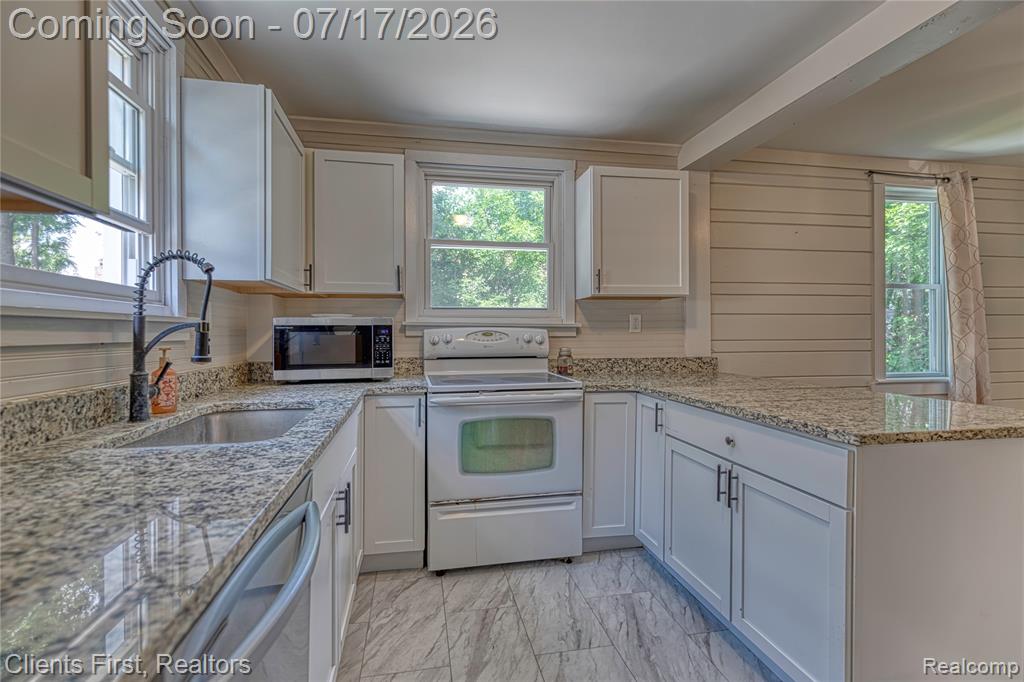 4258 Seeden Street, Waterford, MI 48329 — Photo 13