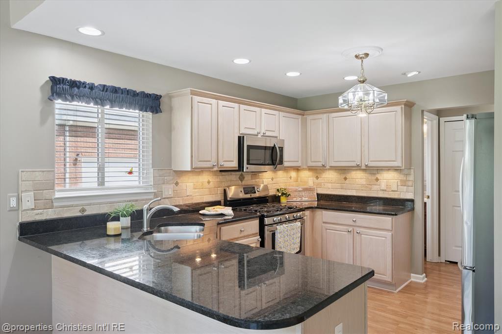 4831 Sunderland Drive, Sterling Heights, MI 48314 — Photo 18