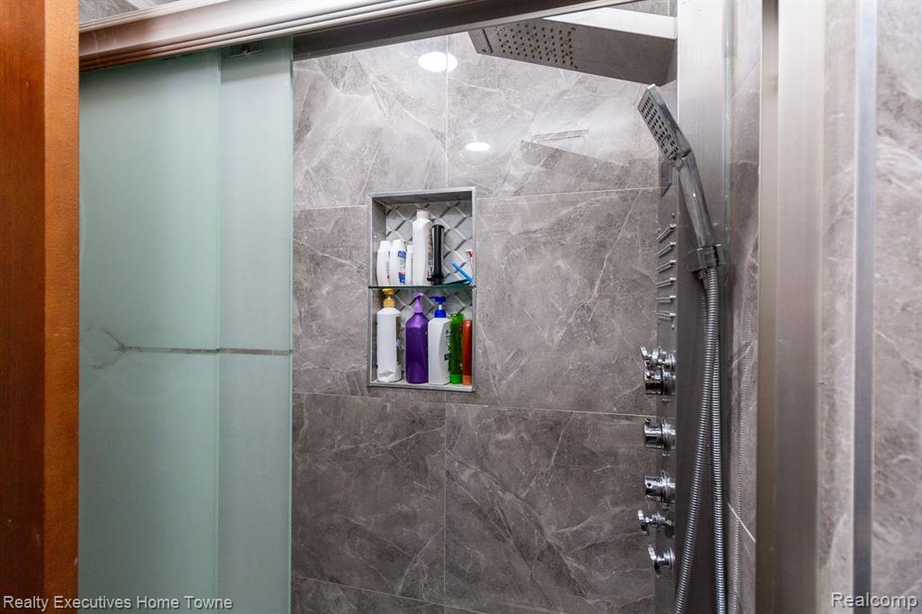 39654 EDGEMONT Drive, Sterling Heights, MI 48310 — Photo 21