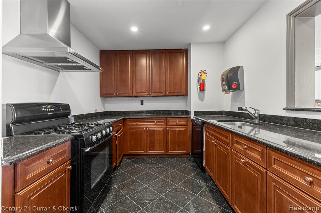 250 E Harbortown Drive, 708, Detroit, MI 48207 — Photo 34