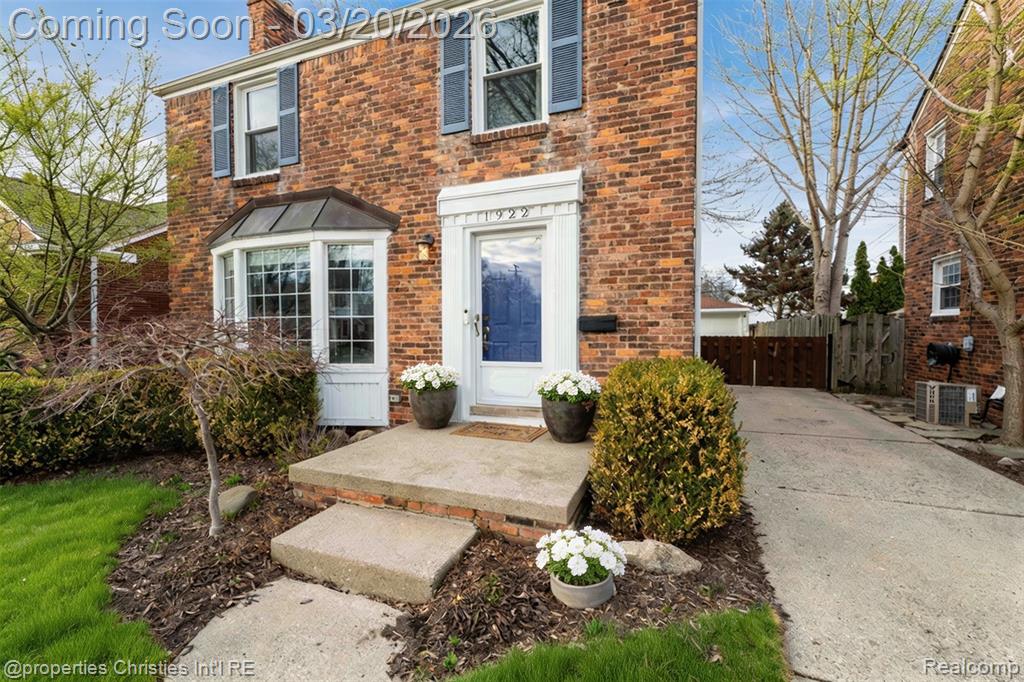 1922 Norwood Drive, Grosse Pointe Woods, MI 48236 — Photo 2