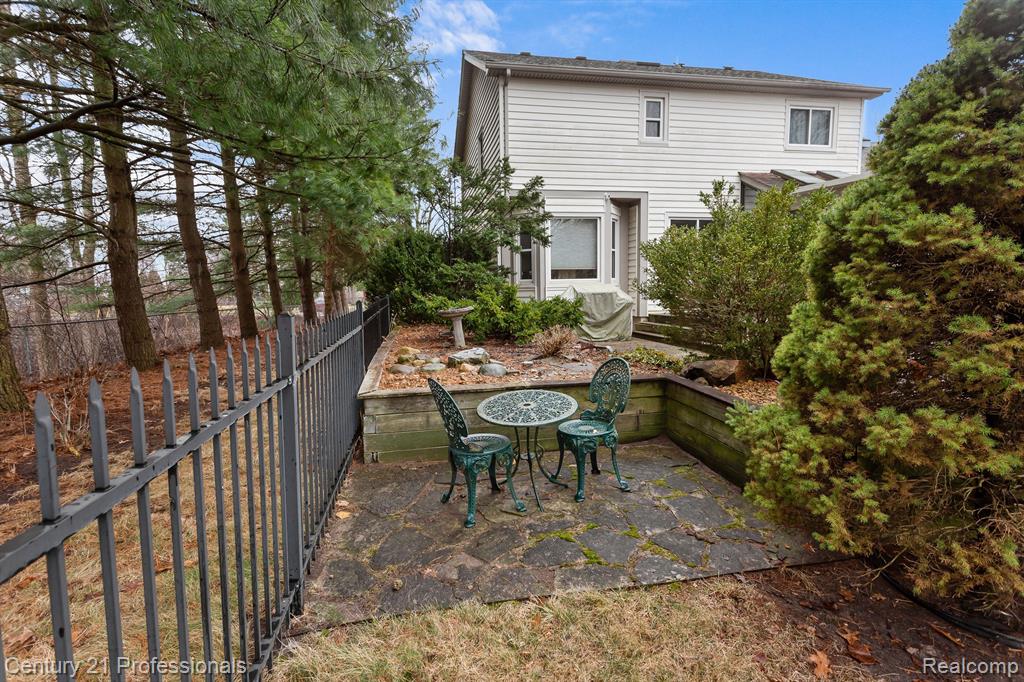 7594 Woodside Place, Waterford, MI 48327 — Photo 17