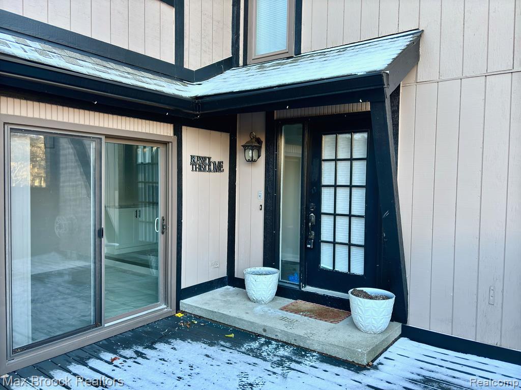 5238 BRETT, West Bloomfield, MI — front exterior