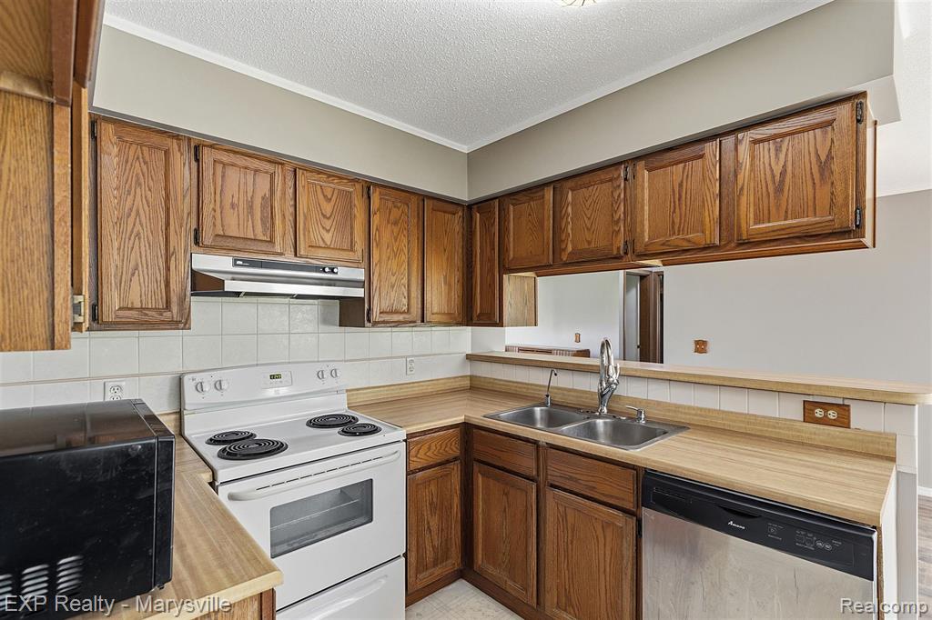 12265 Hough Road, Memphis, MI — Photo 11