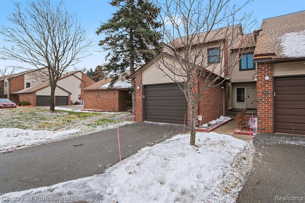 6680 Ridgefield Circle, 102, West Bloomfield, MI — Photo 2