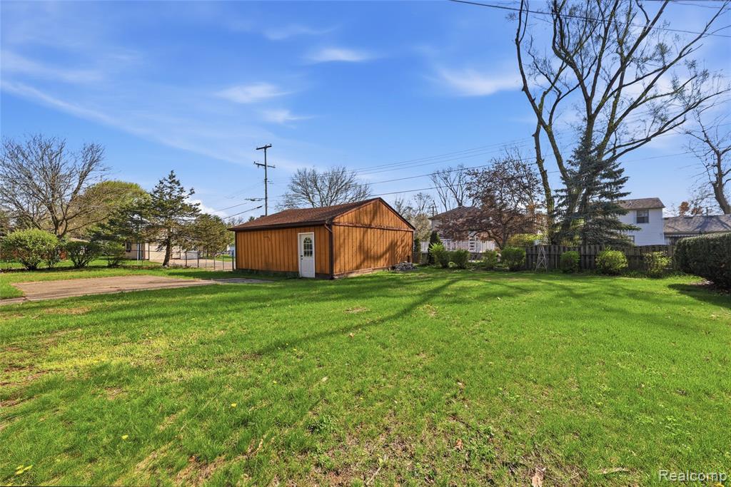 8964 Butwell Street, Livonia, MI 48150 — Photo 24