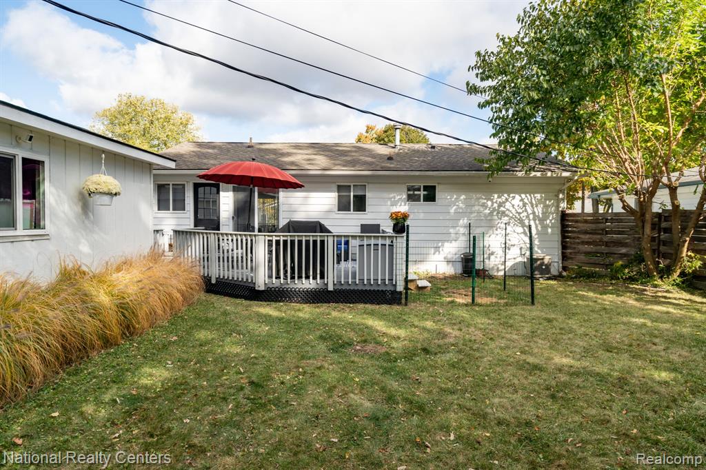 2825 Wall Street, Keego Harbor, MI 48320 — Photo 32