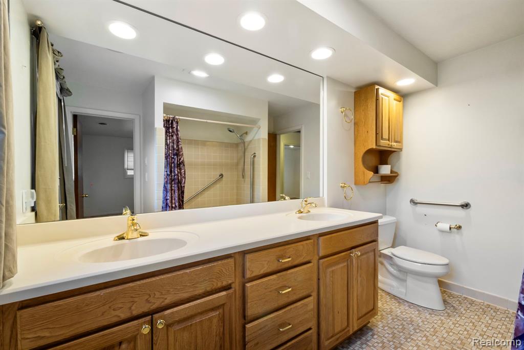 821 Castlebar Drive, Rochester Hills, MI 48309 — Photo 10