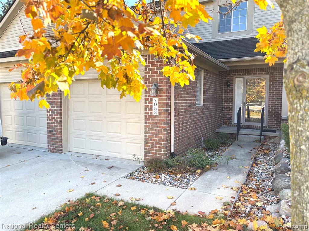 7053 Magnolia Lane, Waterford, MI 48327 — front exterior