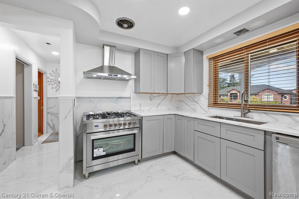 730 WOODCREST Drive, Dearborn, MI 48124 — Photo 9