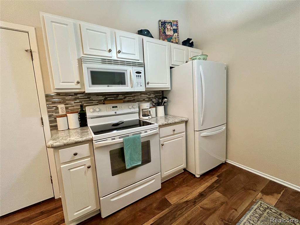 9545 Woodside Circle, Grand Blanc, MI 48439 — Photo 12