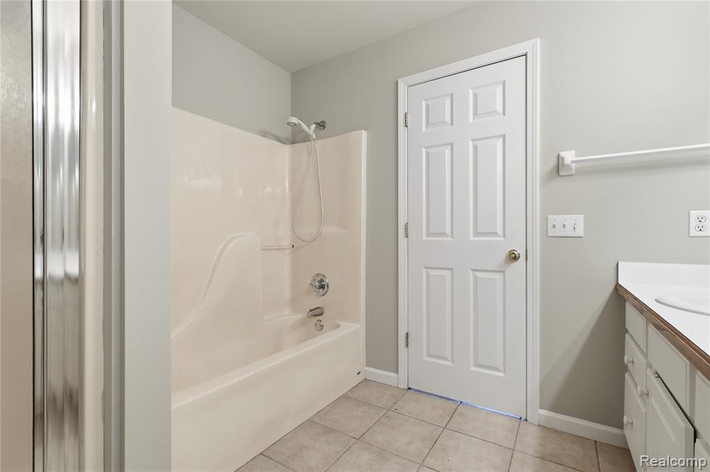 8091 Prestonwood Court, Flushing, MI 48433 — Photo 23
