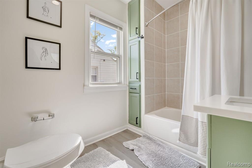 71 W DALLAS Avenue, Madison Heights, MI 48071 — Photo 13