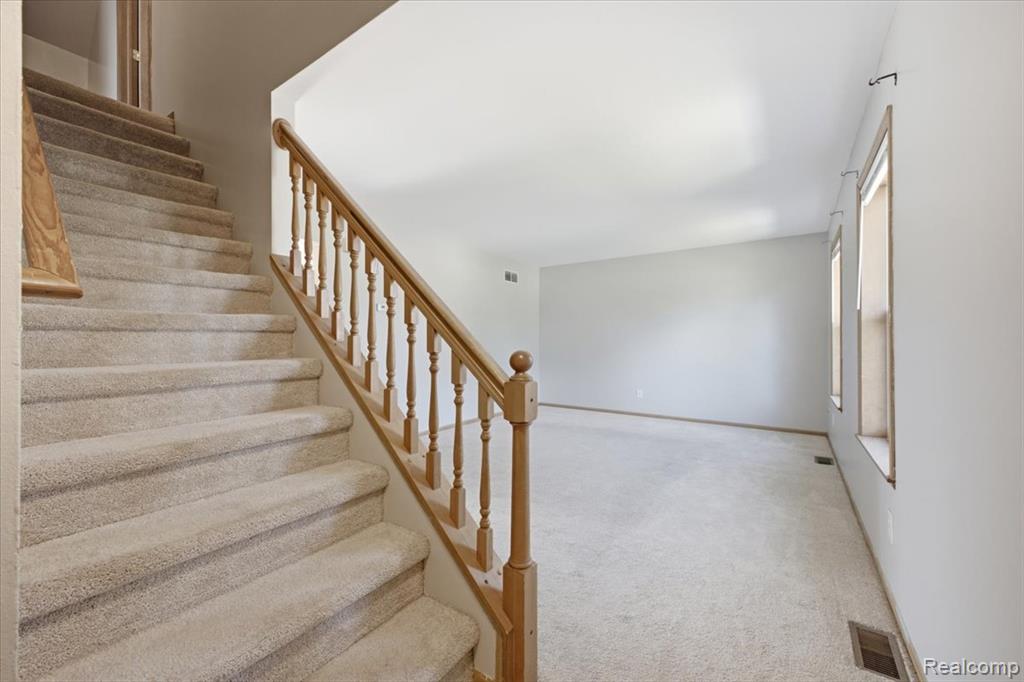 879 Barren Oaks Drive, Pontiac, MI 48341 — Photo 8