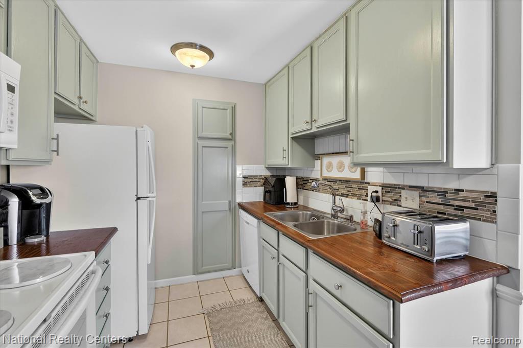 526 W Rockwell Street, Fenton, MI 48430 — Photo 17
