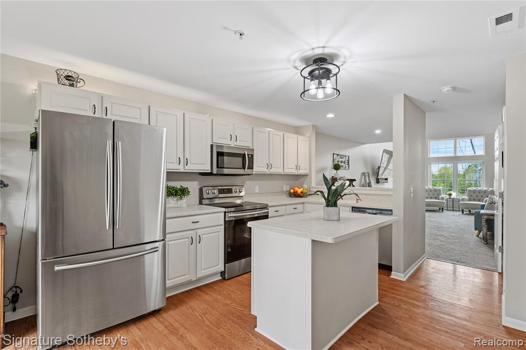 601 Village Lane, Milford, MI 48381 — Photo 4