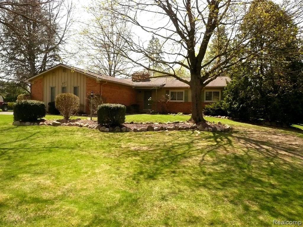 831 DEL SHER Drive, Brighton, MI 48114 — front exterior