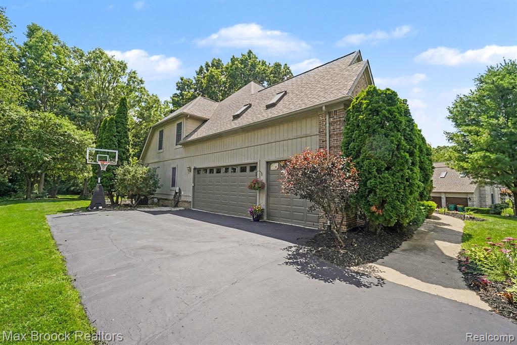 9843 Oak Valley Drive, Clarkston, MI 48348 — Photo 40