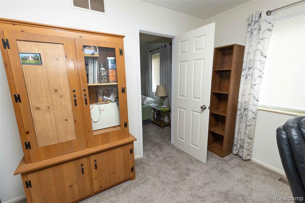 5685 S Aylesbury Drive, Waterford, MI 48327 — Photo 31