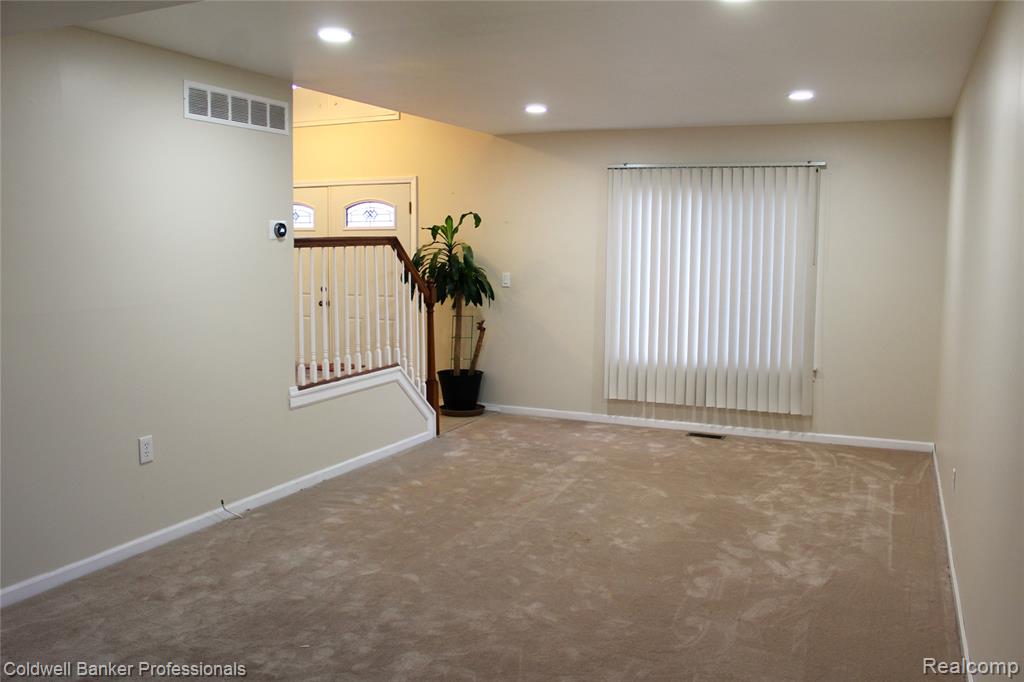 6586 CARRIAGE HILLS Drive, Canton, MI 48187 — Photo 9