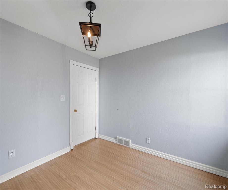 8916 Deering Street, Livonia, MI 48150 — Photo 23