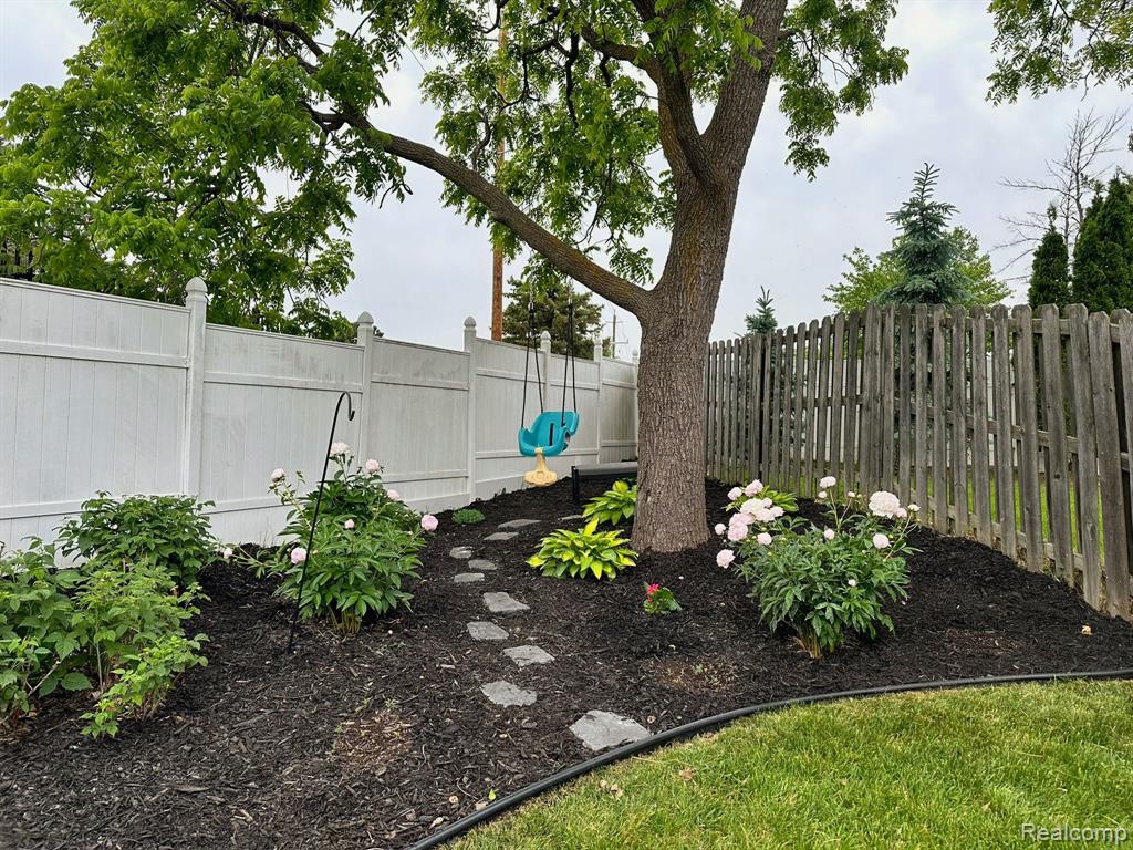 4471 KNOLLCREST Road, Ann Arbor, MI 48108 — Photo 4