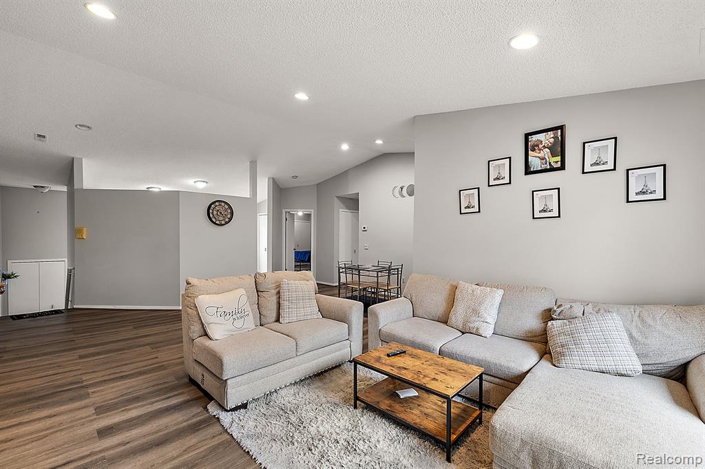 6660 RIDGEFIELD Circle, Unit #204, West Bloomfield, MI — Photo 5