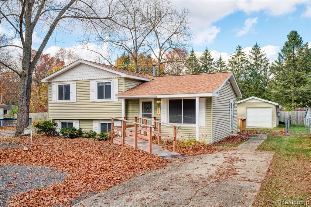 985 TIERNEY, Highland, MI 48356 — front exterior