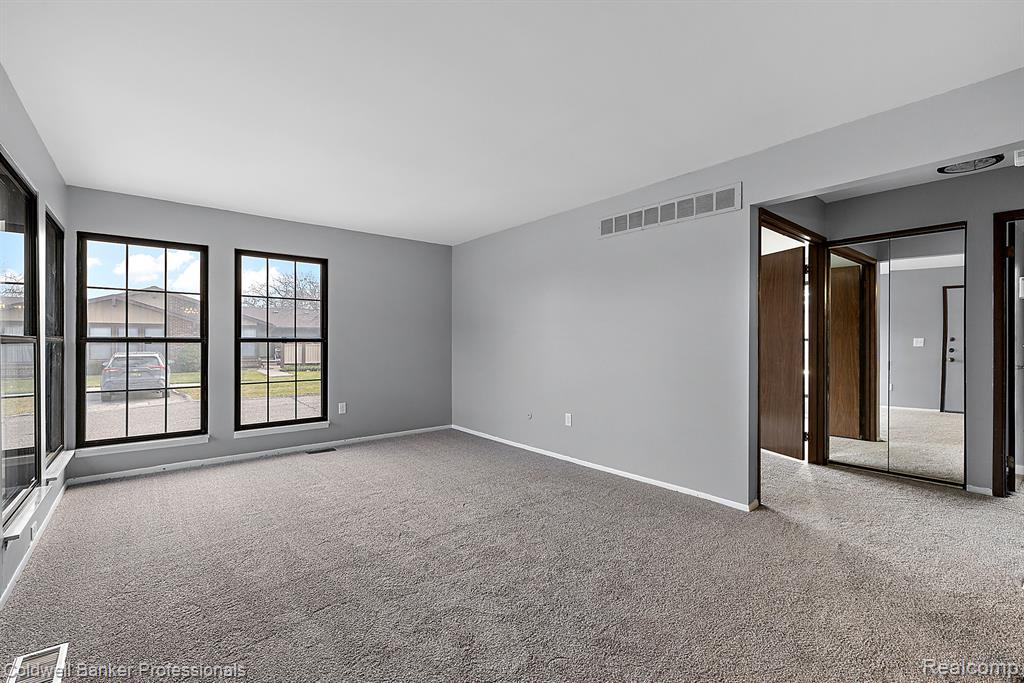 2685 ROUNDTREE Drive, Troy, MI 48083 — Photo 6