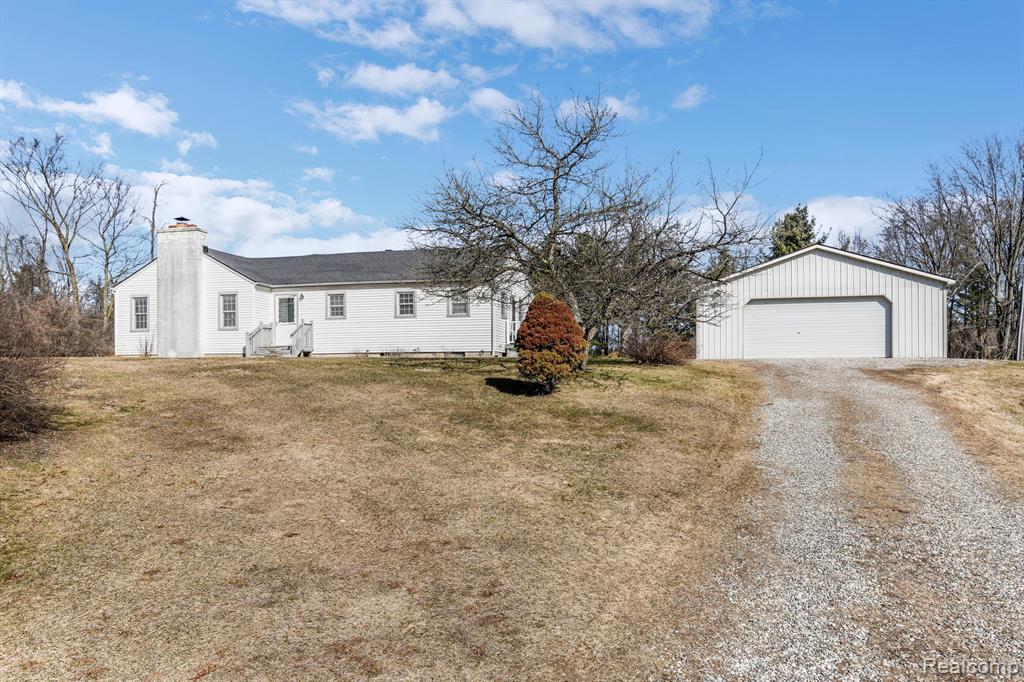 850 W MAPLE Road, Milford, MI 48381 — Photo 2