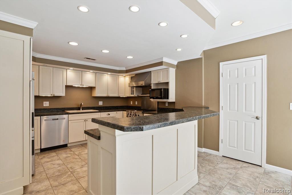 21111 GREENBRIAR Lane, South Lyon, MI 48178 — Photo 34