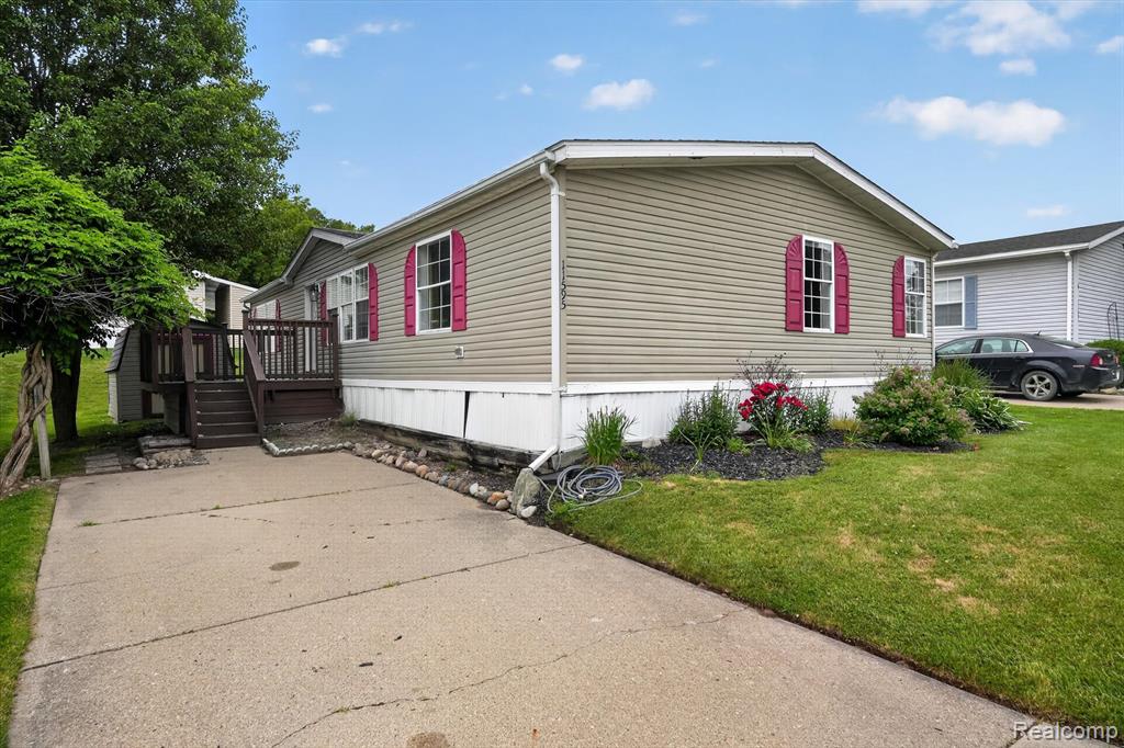 11595 Clearwater Drive, Fenton, MI 48430 — Photo 2