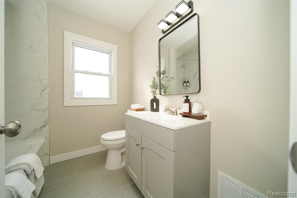 19348 Woodcrest Street, Harper Woods, MI 48225 — Photo 34