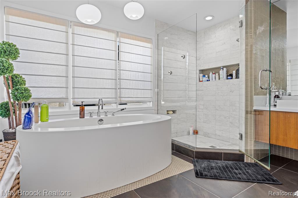 7102 Alta Vista Drive, West Bloomfield, MI — Photo 38